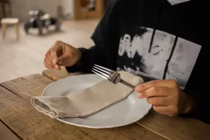 A person doing the 15/9 intermittent fasting.